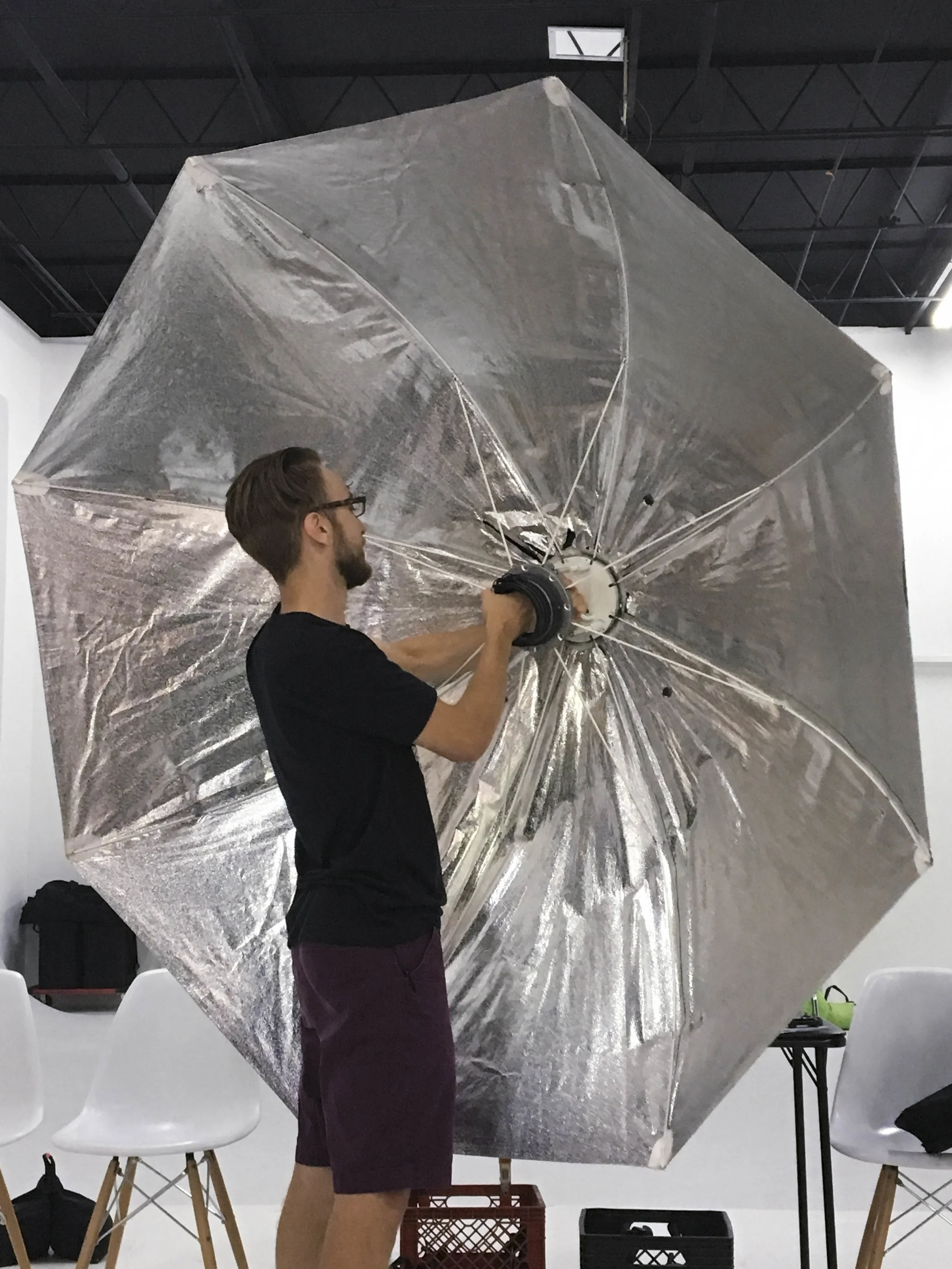 Forrest Aguar demonstrating ow to set up an Elinchrome Octabank/Octabox.