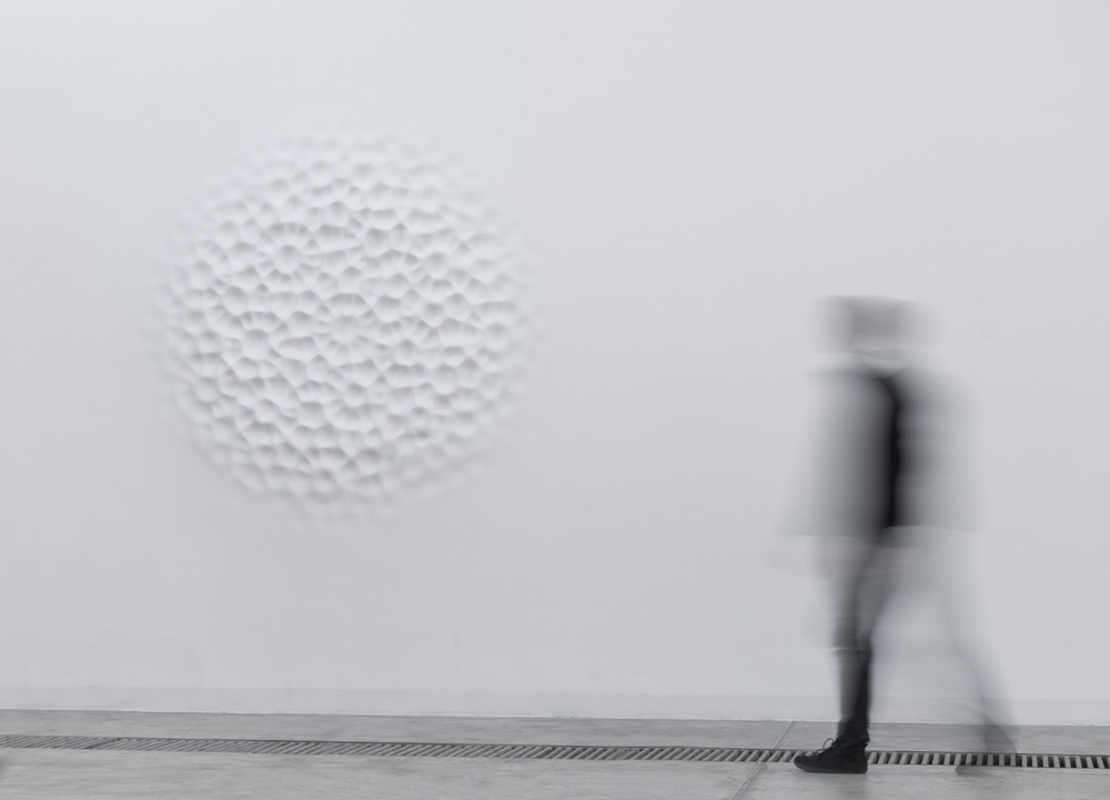 Cecchini , Wallvave vibration (anatomy of a diagram), 2012 poliester resin, wall paint, diameter 220 cm installation view Galleria Continua, Beijing, China