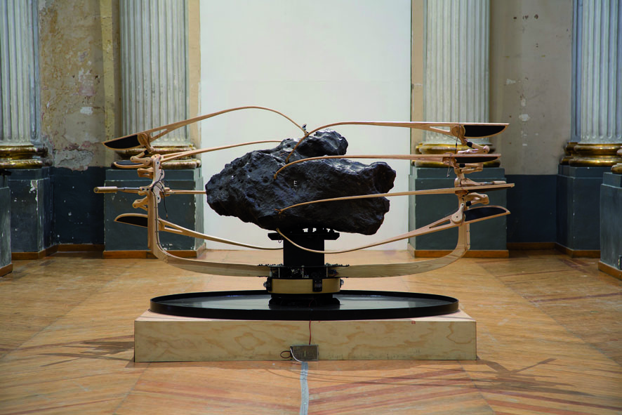 Marcela Armas & Gilberto Esparza demonstrate in their sound installation “Sideral” how the magnetic fields of an iron meteorite weighing 283 kilos housed in Berlin’s Archenhold Observatory can be transformed into pulsating sounds that cause a space to resonate. For this exhibition, Armas & Esparza made a smaller version of the work he made in Mexico, containing a video installation and a custom made magnetic fields reader.