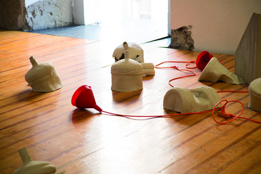 Stefan Roigk works with formal quotations. In his sound installation “entfaltungen / desenvolvimientos” he processes plastic symbols and forms taken from everyday life, which he discovered over the course of his residency in Morelia, Mexico. The installation consists of a spatial arrangement of artefacts, in which sounds and objects are closely connected with one another. The objects are extended musically and sonically with the aid of a multi-channel composition consisting of noises and sounds, including the ever penetrating horn of Mexican (US owned) cargo trains.