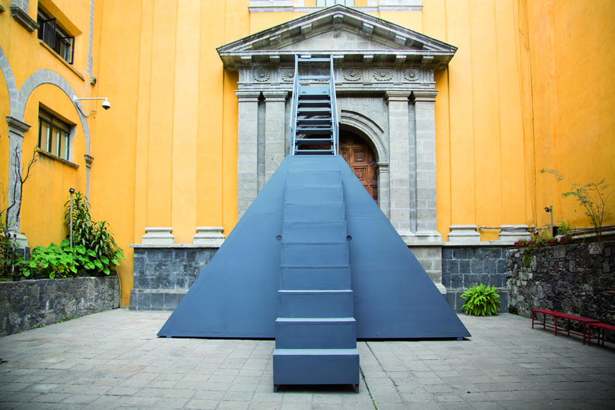 Stefan Rummel’s installation “verdichtete reflexionen” is a formally strict though very evocative piece. In this work, Rummel processes impressions that made an impact on him during his residency in Oaxaca, Mexico. A steep staircase sculpture that divides the space in half diagonally refers to the pre-Columbian location Mitla, the primary site for Southern Mexico’s Zapotec culture. Loudspeakers mounted within the sculpture emit sounds which Rummel recorded in Mexico and has processed electronically for the installation. For this exhibition, Rummel made a site specific interpretation of the work he made in Mexico.