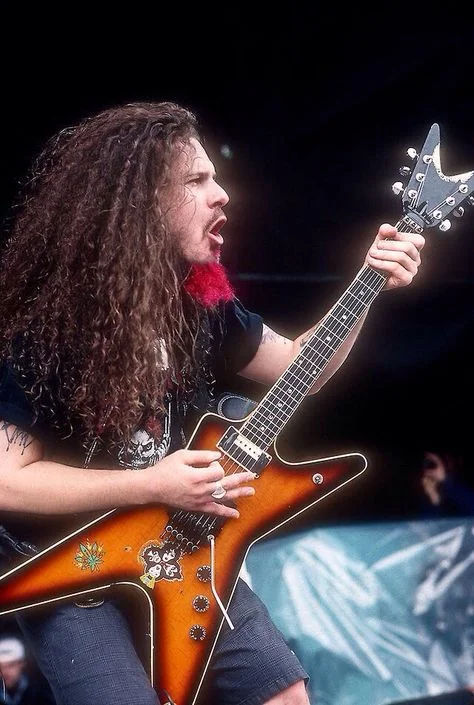 Dimebag Darrell y su rosada cabellera de mentón.