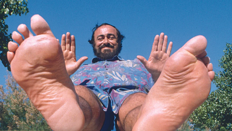 Luciano Pavarotti: genial tenor y hombre cachondo.  Fuente aquí .