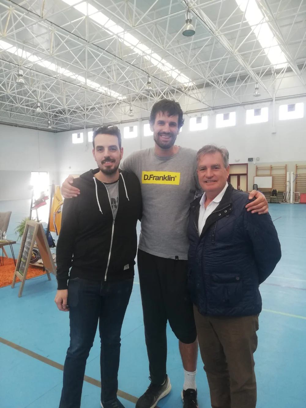 Asier de la Iglesia con un Dóniz a la izquierda y otro a la derecha
