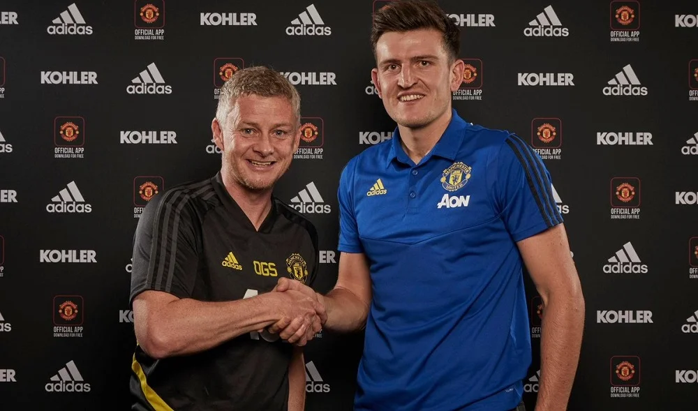 Manchester United manager Ole Gunnar Solskjær with Harry Maguire. (Photo credit: Getty)
