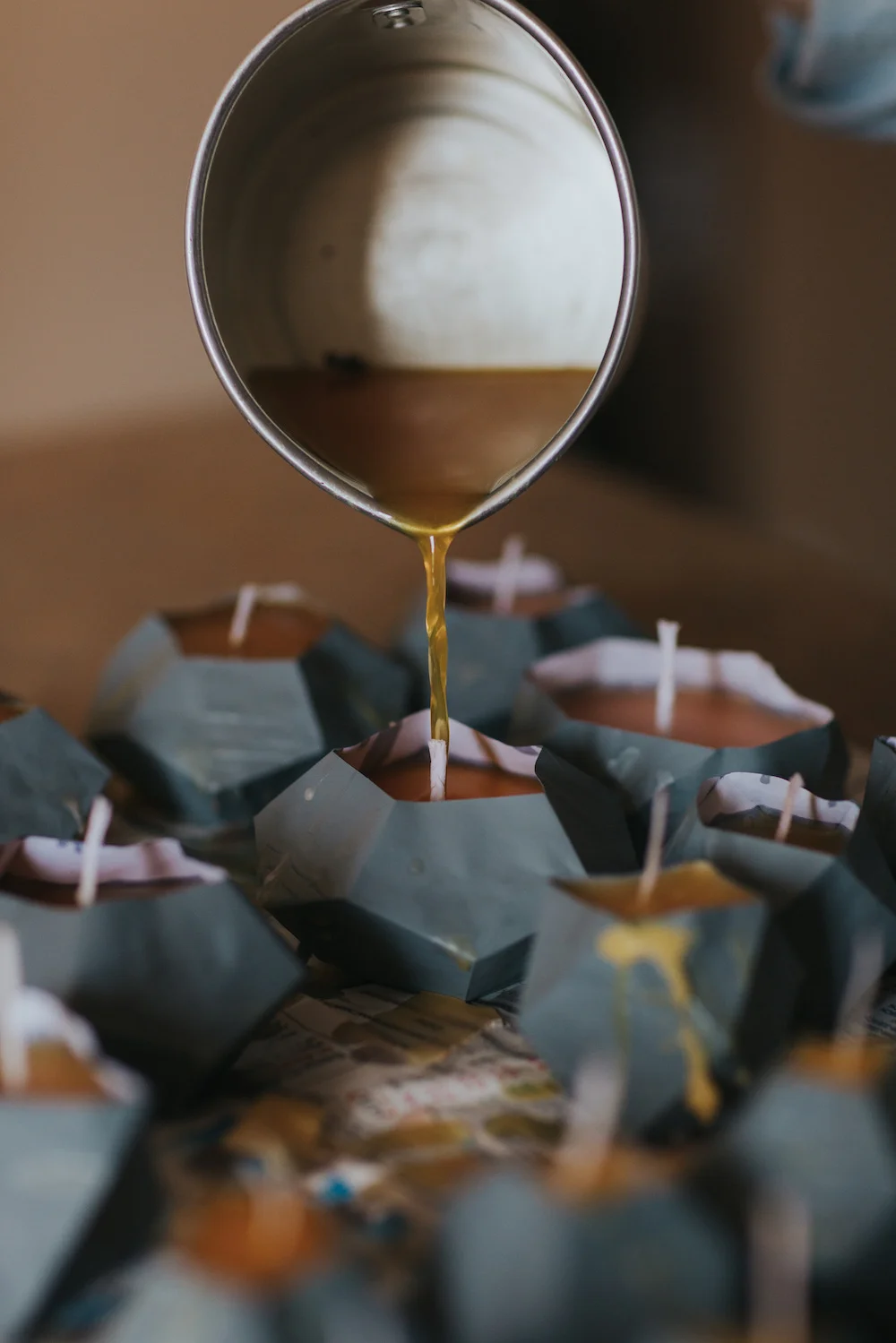MTM - Hands - Pour 5 V.jpg