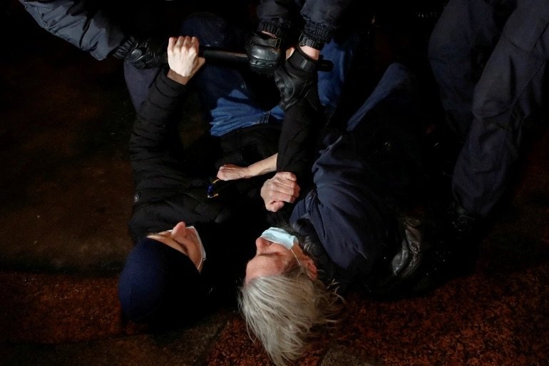  Original caption: Police officers detain demonstrators during an anti-war protest, after Russian President Vladimir Putin authorised a 'military operation' in eastern Ukraine, in Saint Petersburg, Russia [ Article. ]  Anton Vaganov/Reuters  