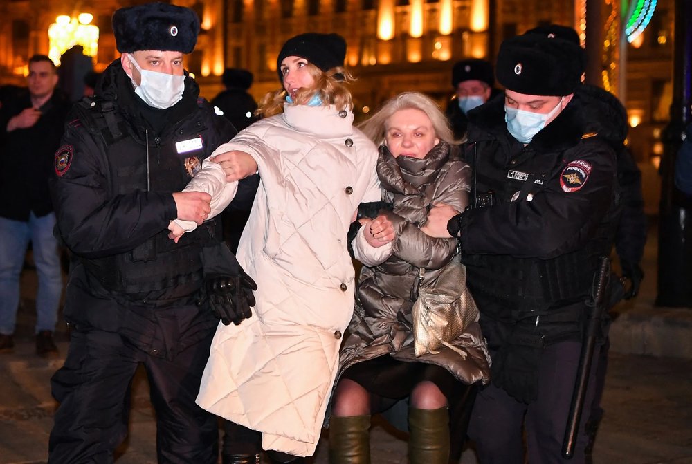  Original caption: Police officers detain women during a protest against Russia's invasion of Ukraine in central Moscow on March 2, 2022. Jailed Kremlin critic Alexei Navalny on March 2 urged Russians to stage daily protests against Moscow's invasion
