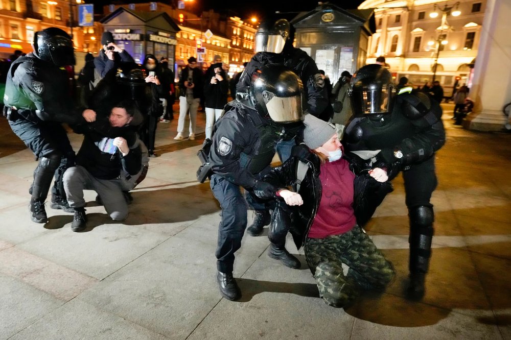  Original caption: Police detain demonstrators during an action against Russia's attack on Ukraine in St. Petersburg, Russia, Tuesday, March. 1, 2022. [ Article. ]  DMITRI LOVETSKY, AP  