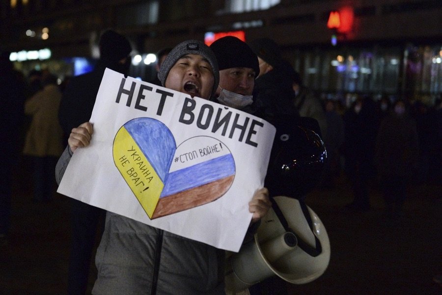  Original caption: A police officer detains a demonstrator with a poster reading "No war" during a protest against Russia's attack on Ukraine, in Moscow, on February 24, 2022. [ Article. ]  Denis Kaminev/AP  