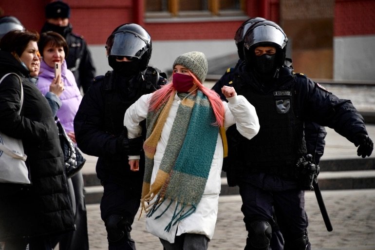  Original caption: Police officers detain a woman during a protest against Russian military action in Ukraine, in Manezhnaya Square in central Moscow. [ Article. ]   AFP  