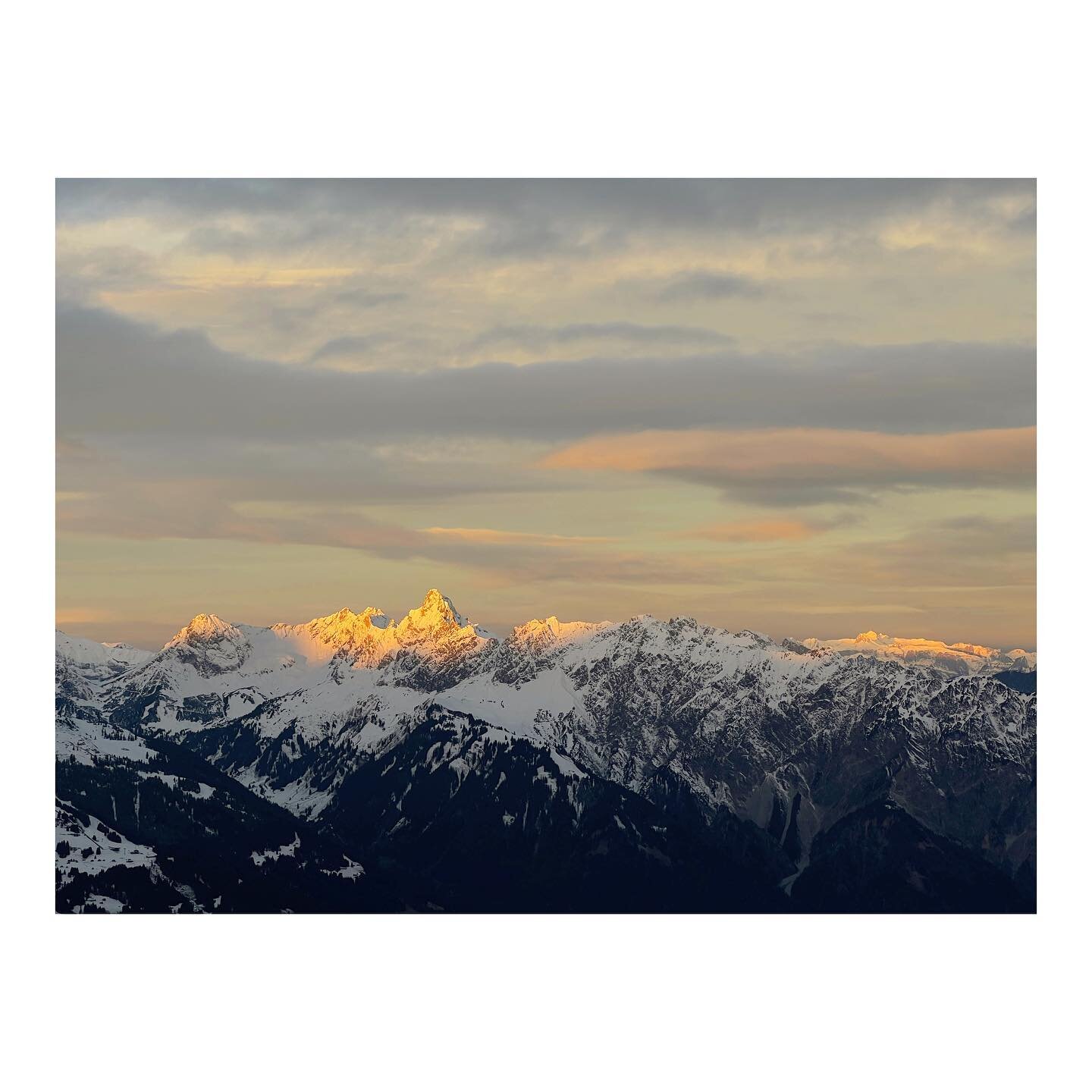 So happy to be back in this very special place in the Austrian Alps. Beautiful and familiar 🤍
.
.
.
#hochjoch #wormserh&uuml;tte #montafon #schruns #alpenlichter #mountainscape #wintersunset