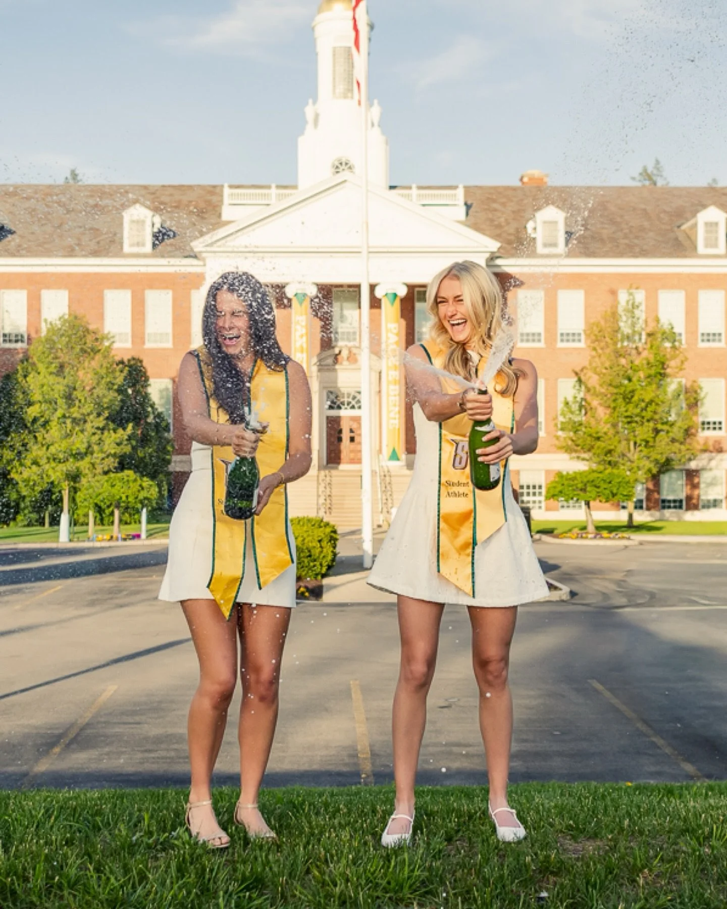Sara + Izzy | College Grad Session 
#angelasheehanphotography #518photographer #capitalregiongrads #upstatenyphotographer #sienauniversity