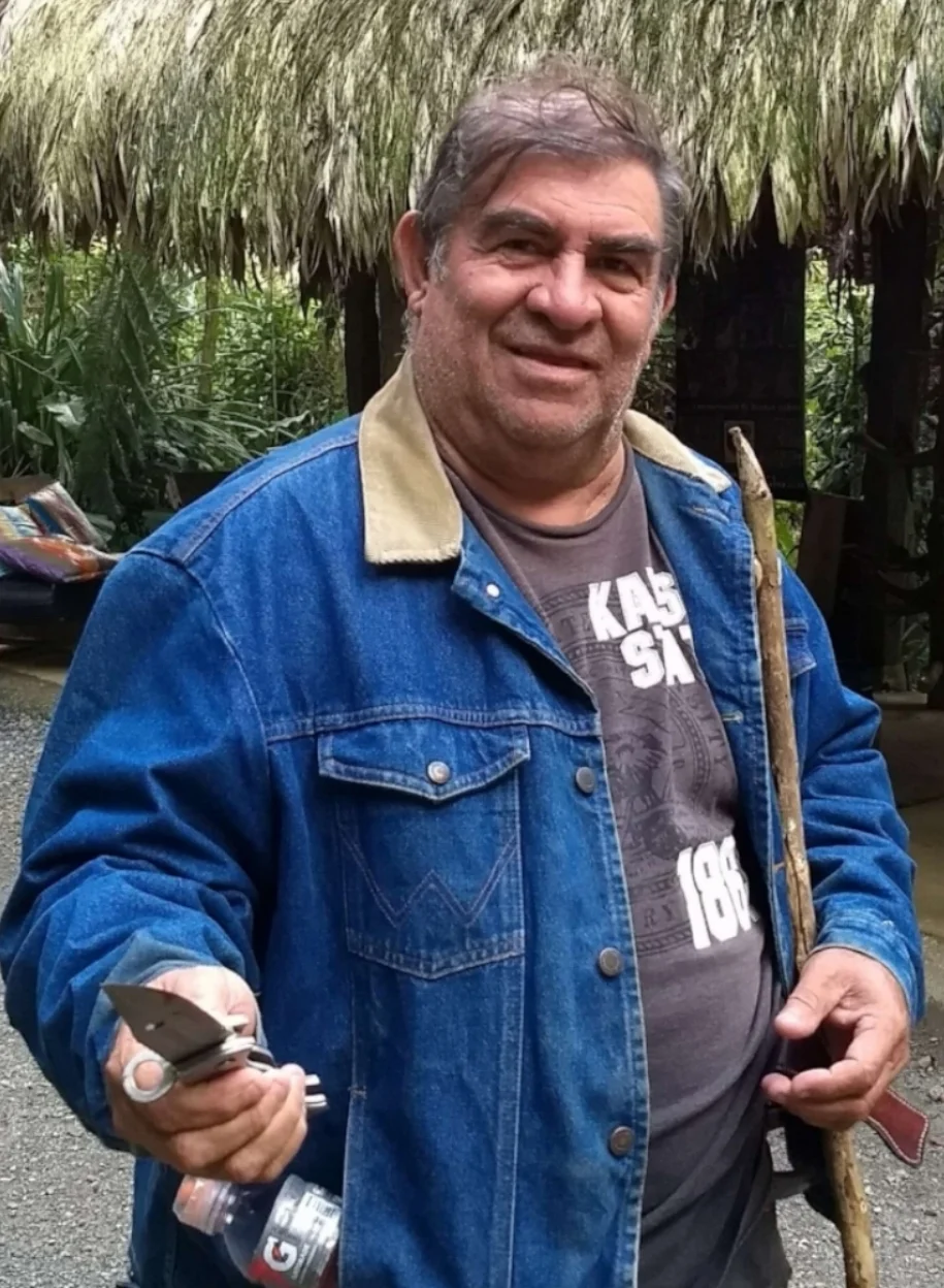 Cesar (Crocodile Dundee voice) to Bill..."Now that's a knife!"