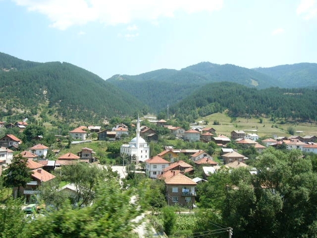 Bulgaria 05 244-Village Seen From the Train to Bansko.JPG