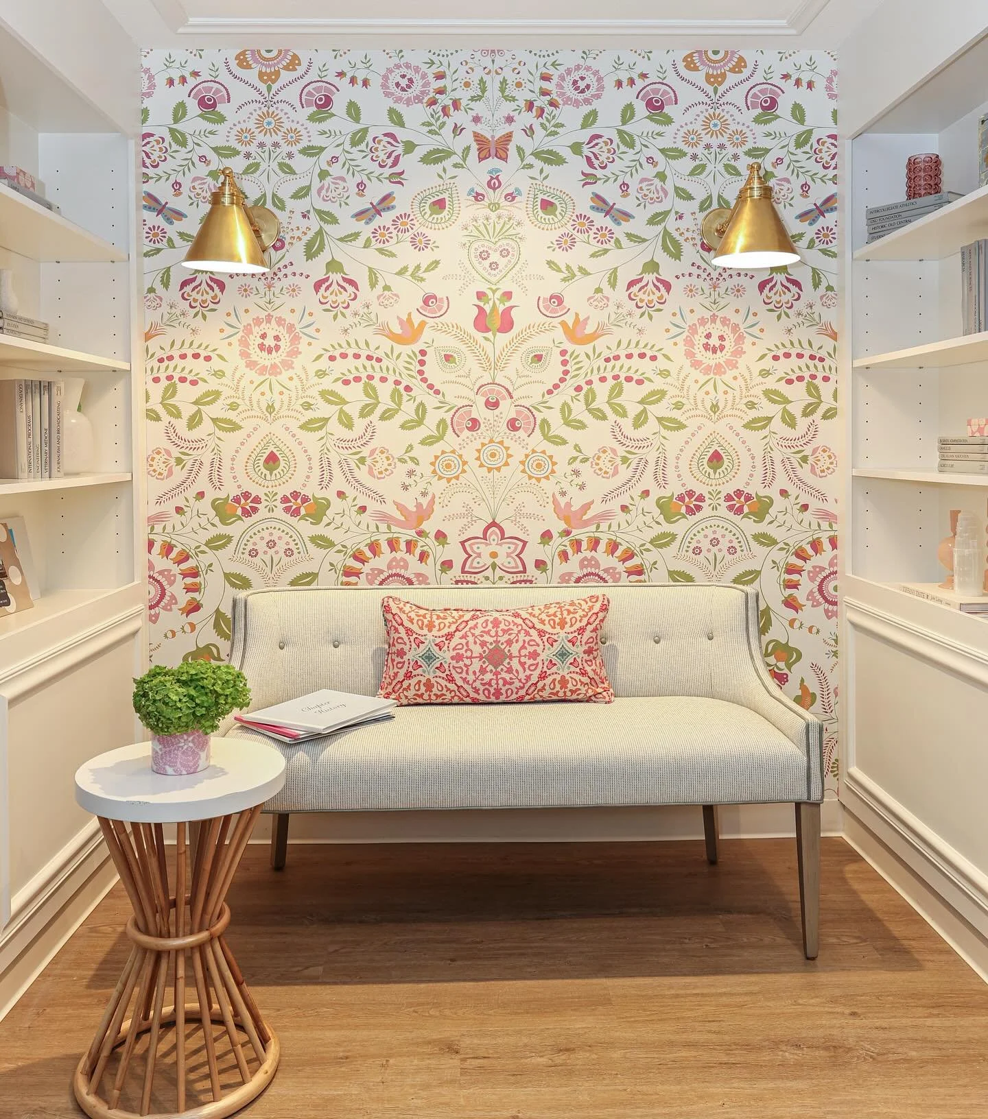 Pretty little thing. #courtneycunninghamdesign #pretty #wallpaper #mural #sorority #sororityhouse #piphi #pibetaphi #oklahomastate #interiordesign #sconces #floral #niche