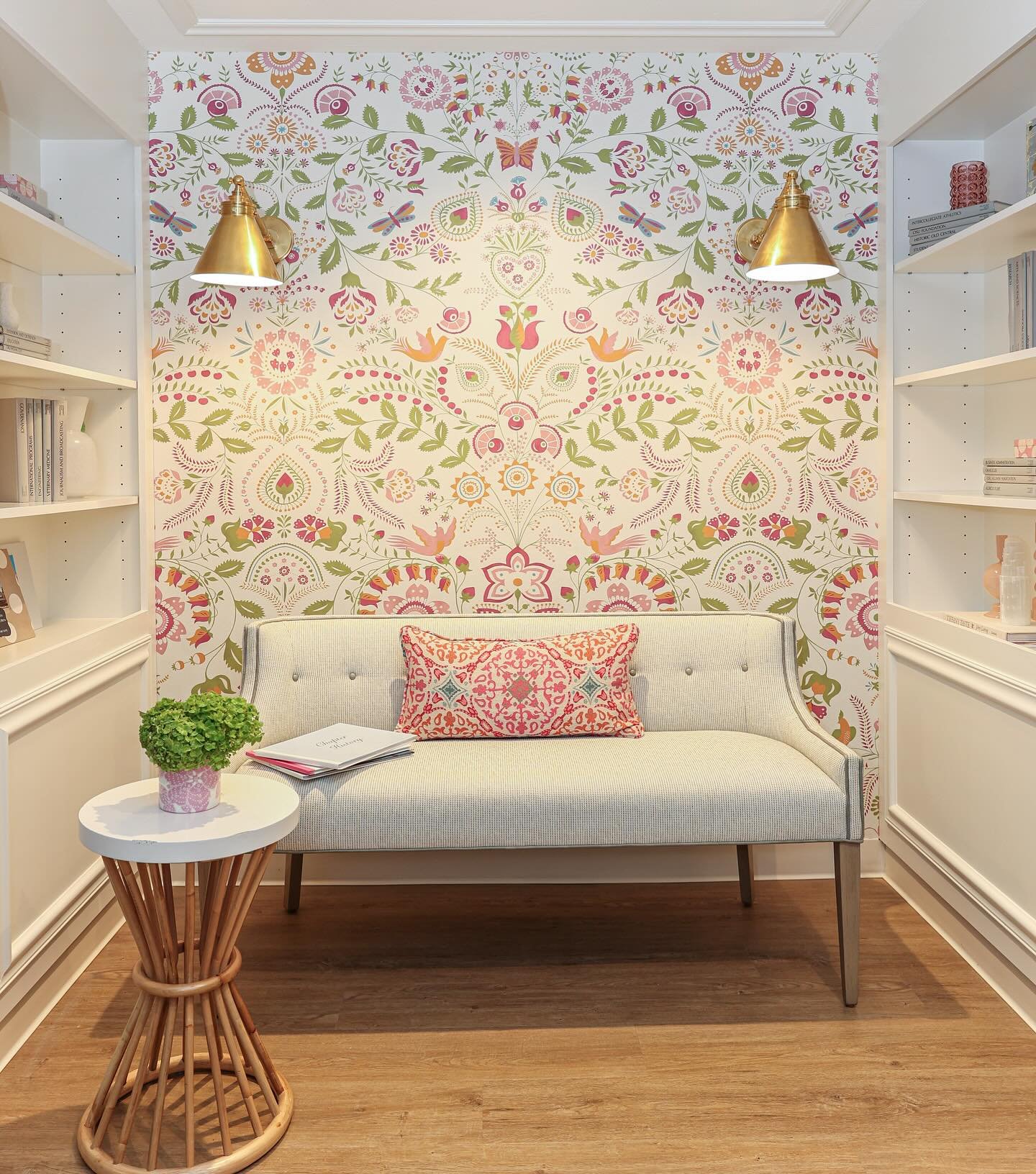 Pretty little thing. #courtneycunninghamdesign #pretty #wallpaper #mural #sorority #sororityhouse #piphi #pibetaphi #oklahomastate #interiordesign #sconces #floral #niche