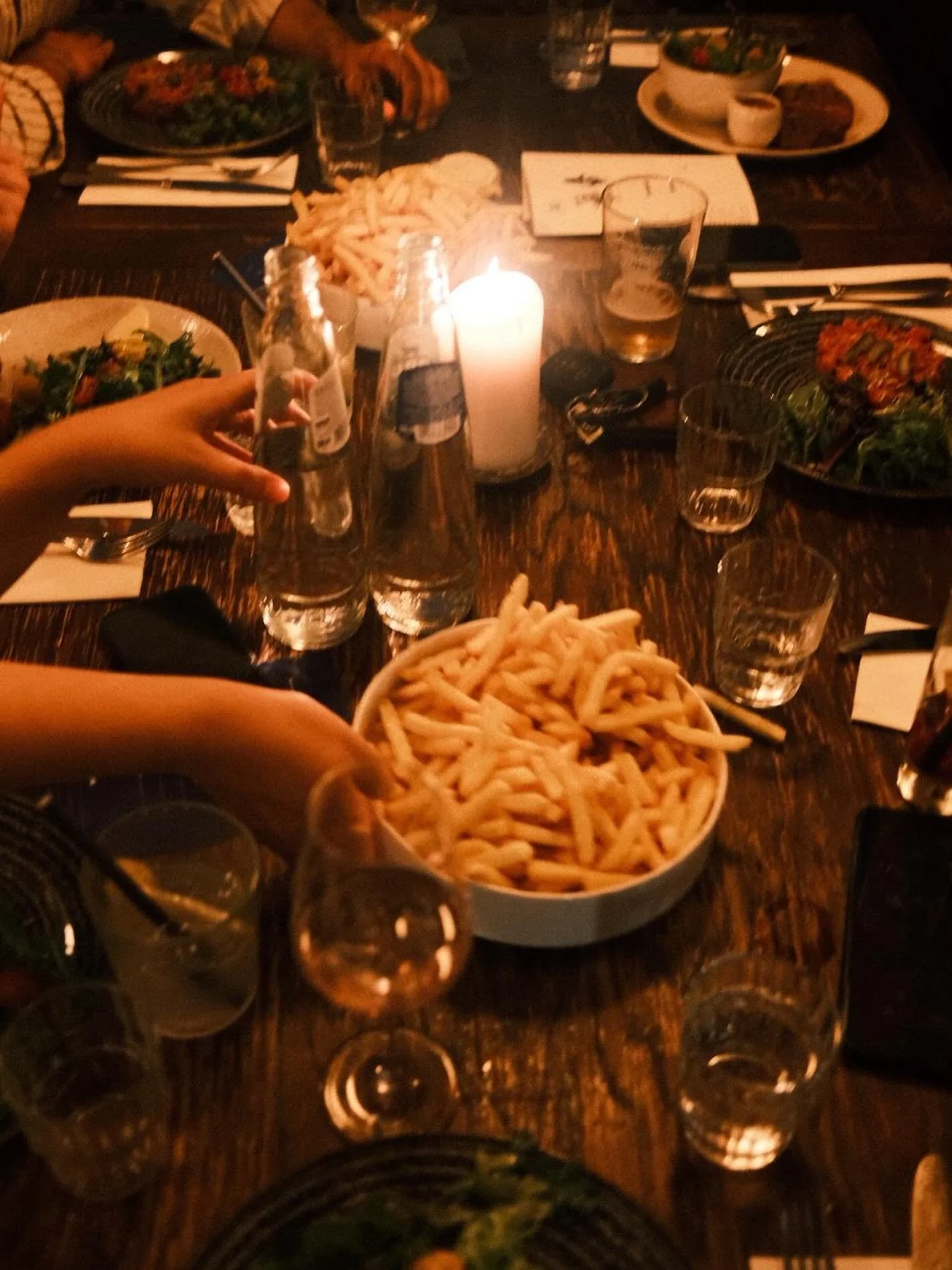 Open op oudejaarsavond!
Wat u kunt verwachten? ALVAST NIETS SPECIAALS! Eten &agrave; la carte, winterse menu, een frietje, een kroketje en uiteraard de lievelings van de chef, puree. Wijnen worden u uitgeschonken door Jonas die voor de gelegenheid be