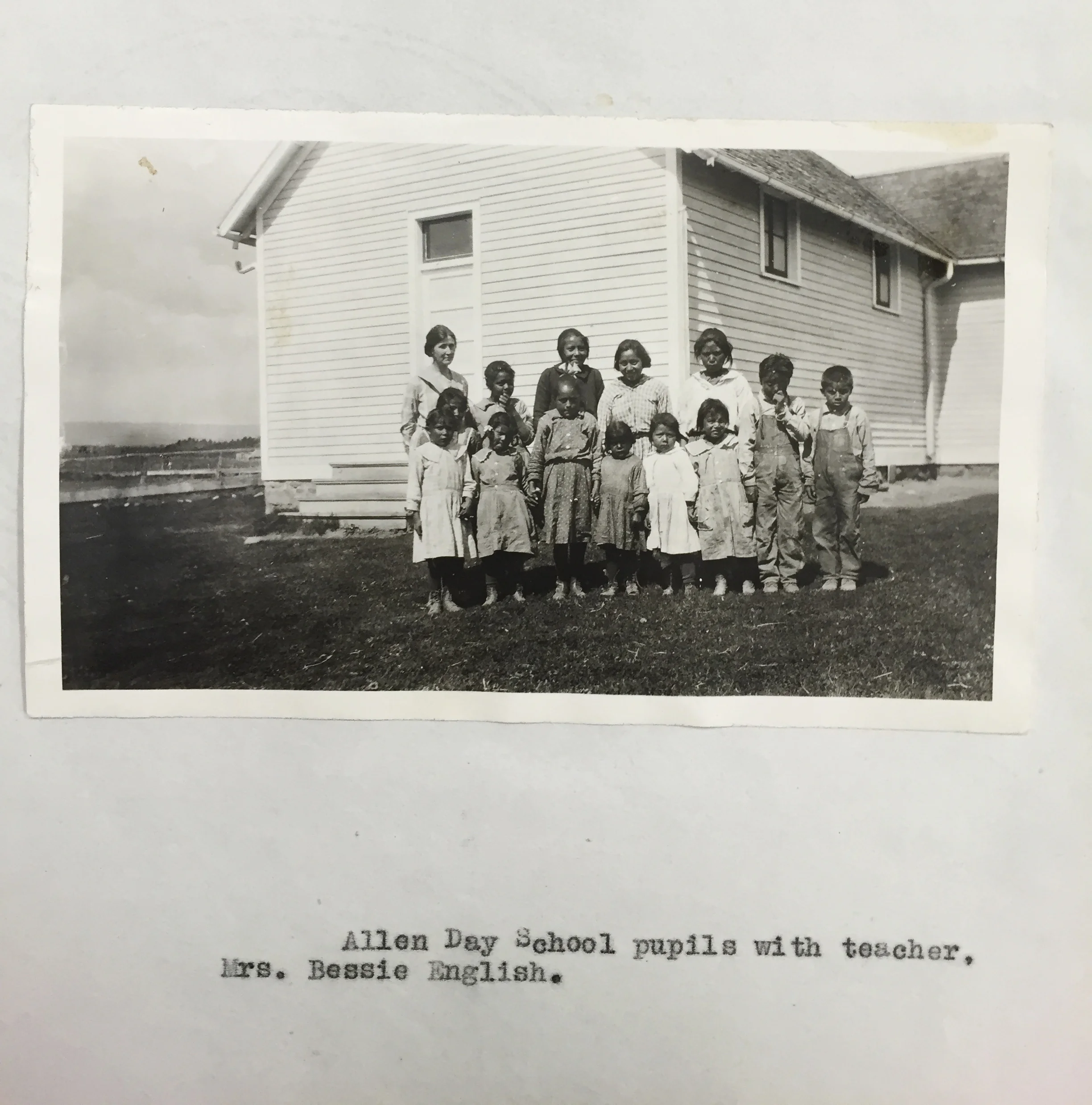 b22: Allen day school pupiles with teacher. Mrs. Bessie English.