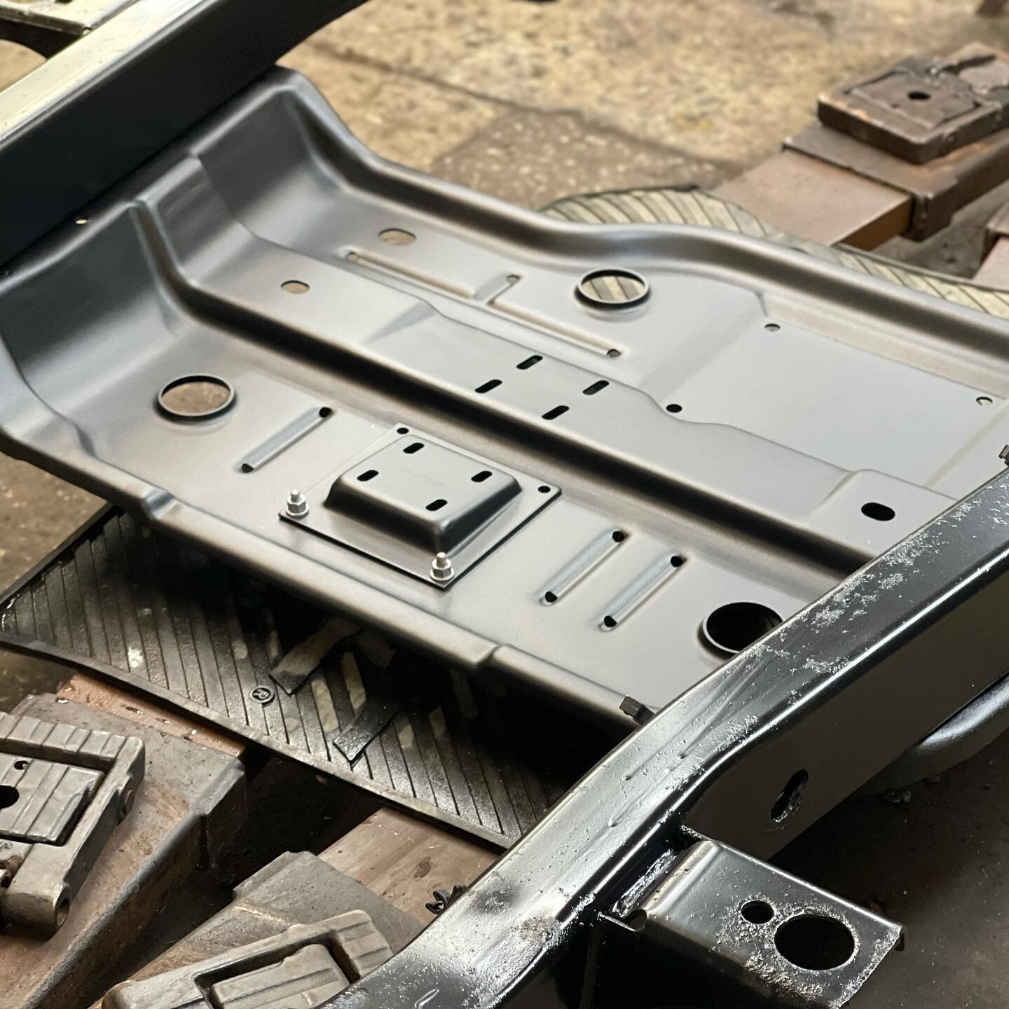 Jeep skid plate restored and freshly coated. Frame swap is underway
.
.
#hazardsky #madeinbaltimore #waterjet #fabrication #builtnotbought #omax #maxiem #jeep #powdercoating #jeep