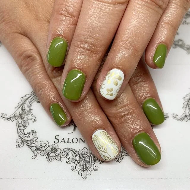 Beautiful olive and white on  @elena_castaneda 🤍💚 #tab #wildomarnails #manicure #vacationnails #gelmanicures