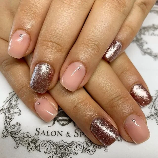 ✨Birthday sparkle nails for @yessy_rodriguezz Have fun tomorrow. Happy Birthday!!✨ #Wildomar #wildomarnails #sparkly #manicure #mani  #tgb #beautybybee #lakeelsinorenails #murrieta #birthdaynails #rosegoldsparkle @beautybybeesalonandspa