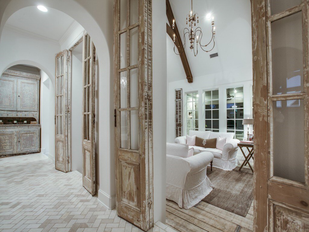 Photo by House of Hargrove . Design by deanna rearden. shop salvage doors online at East end salvage .