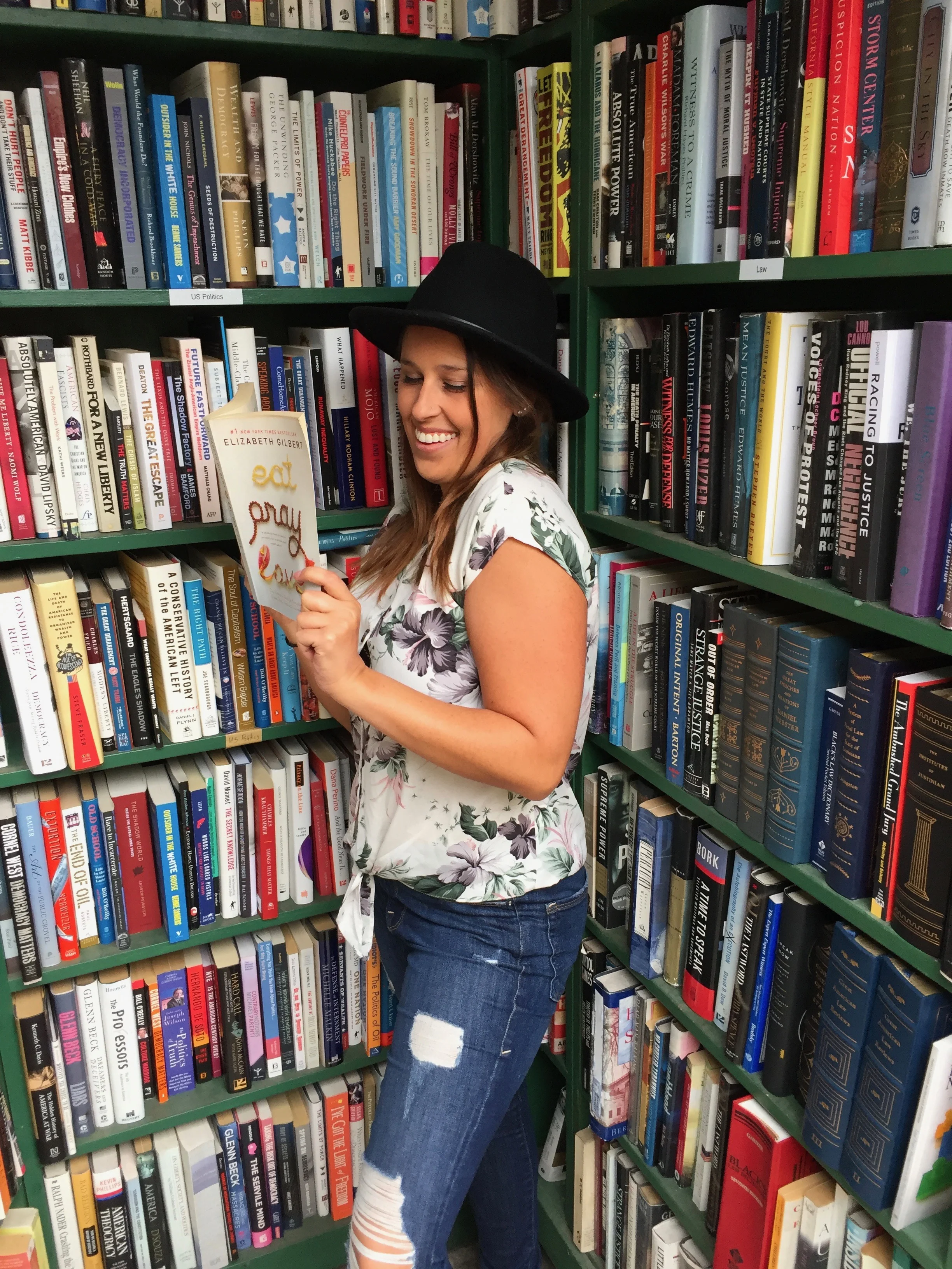 A FIT GAL'S GUIDE TO 10 SUMMER BEACH READS