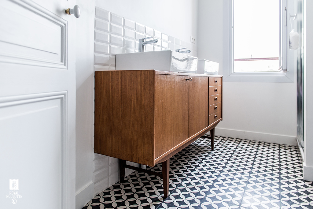 Gorgeous. And, I want that tiled floor! And those beveled subway tiles! from Royal Roulotte