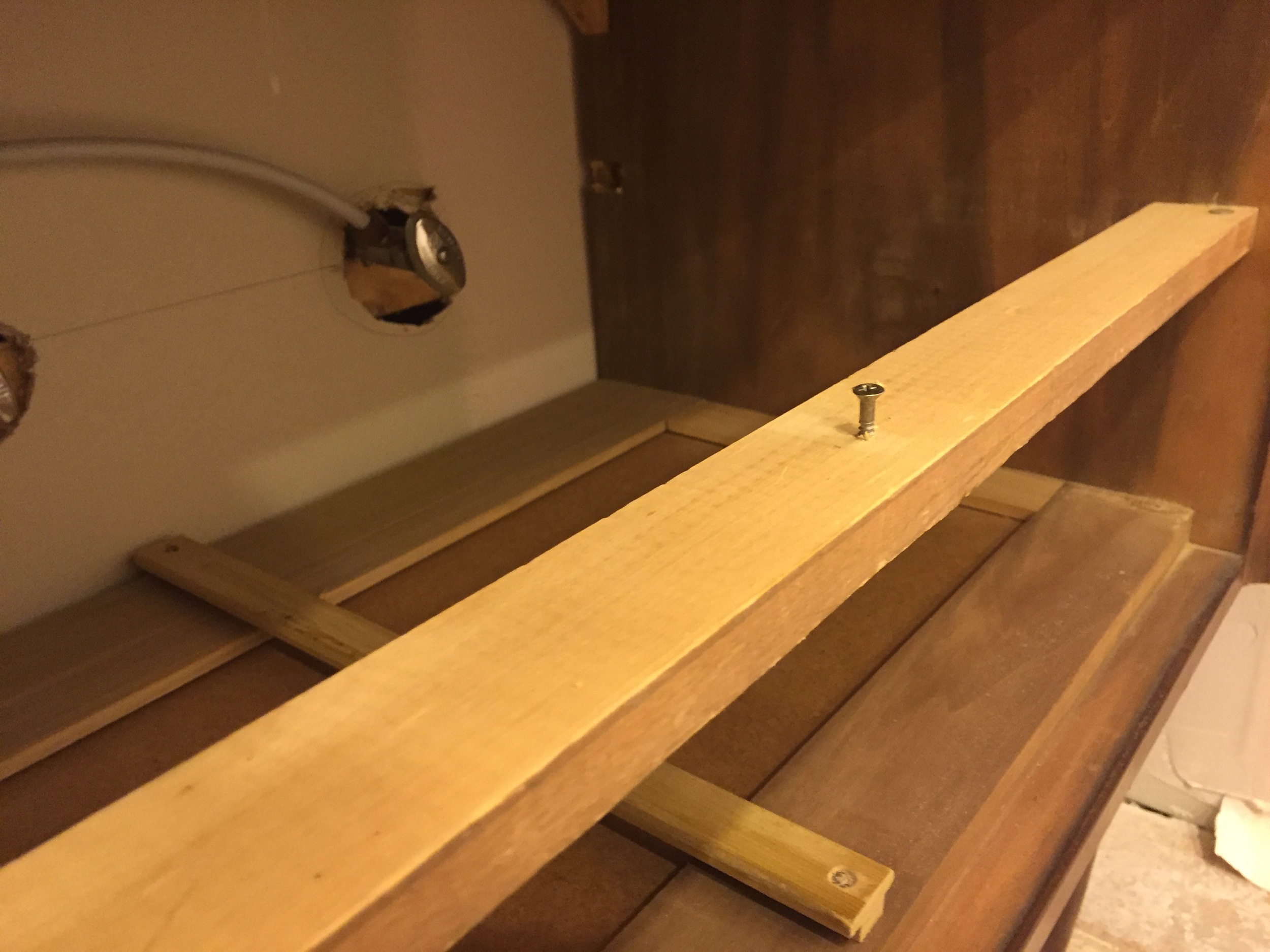 Side view of the missing drawer support rails....no more working drawer