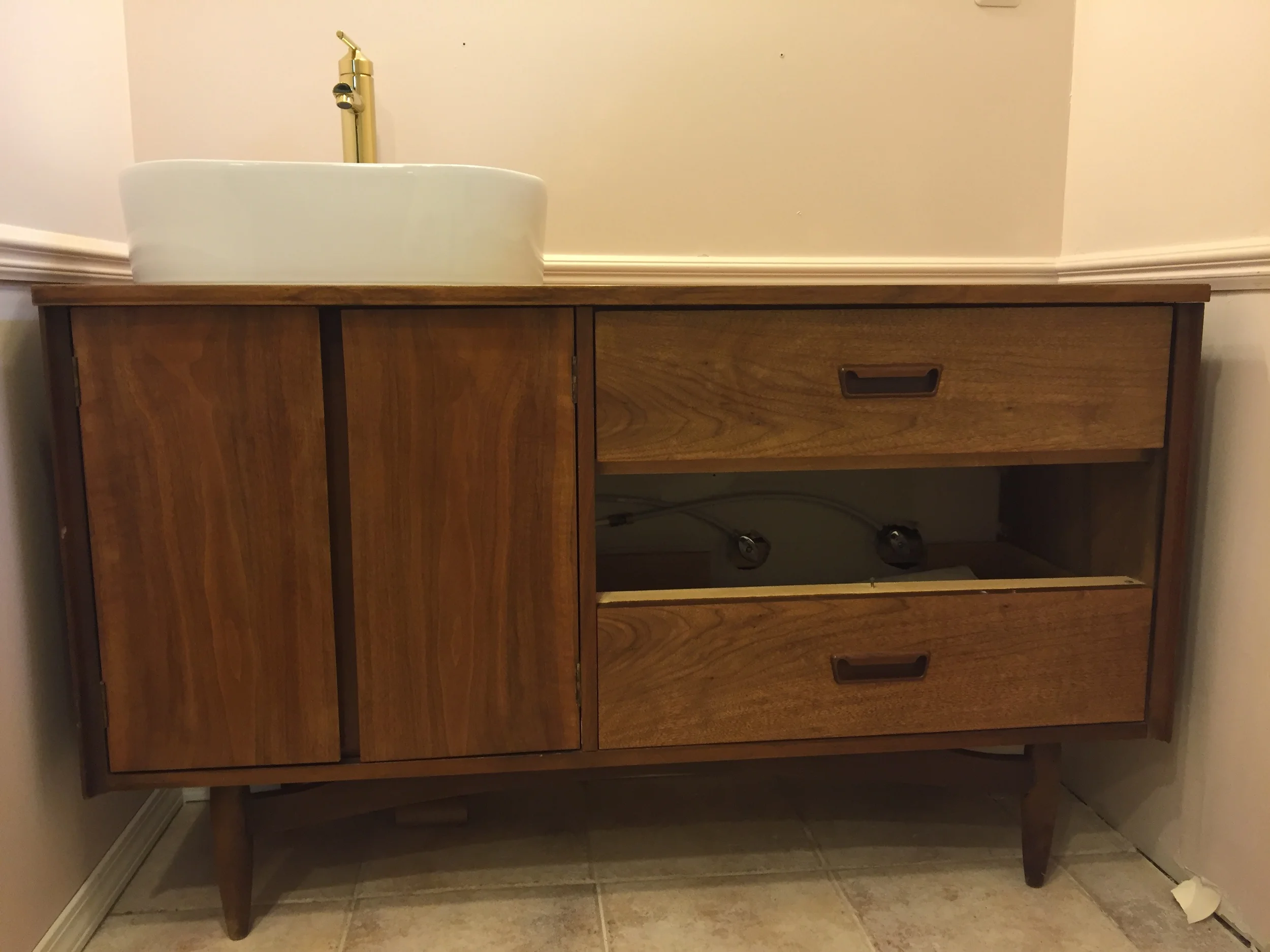 The vanity without the faux drawer.&nbsp;