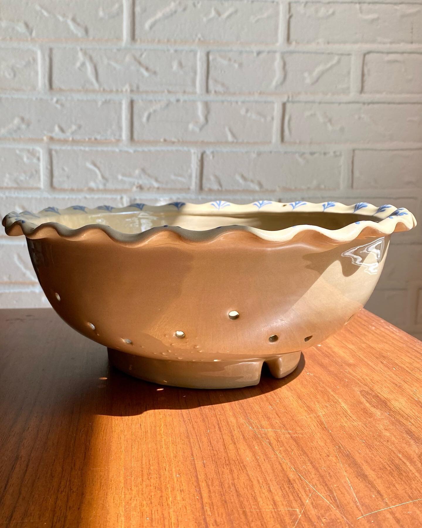 ✨FOR SALE:✨
I LOVE the ruffled edge and blue design details on this gorgeous stoneware colander/berry bowl/strainer by Hartstone company, made in USA. I looked up Hartstone&rsquo;s history and it&rsquo;s pretty interesting. Read their stuff is lead-f