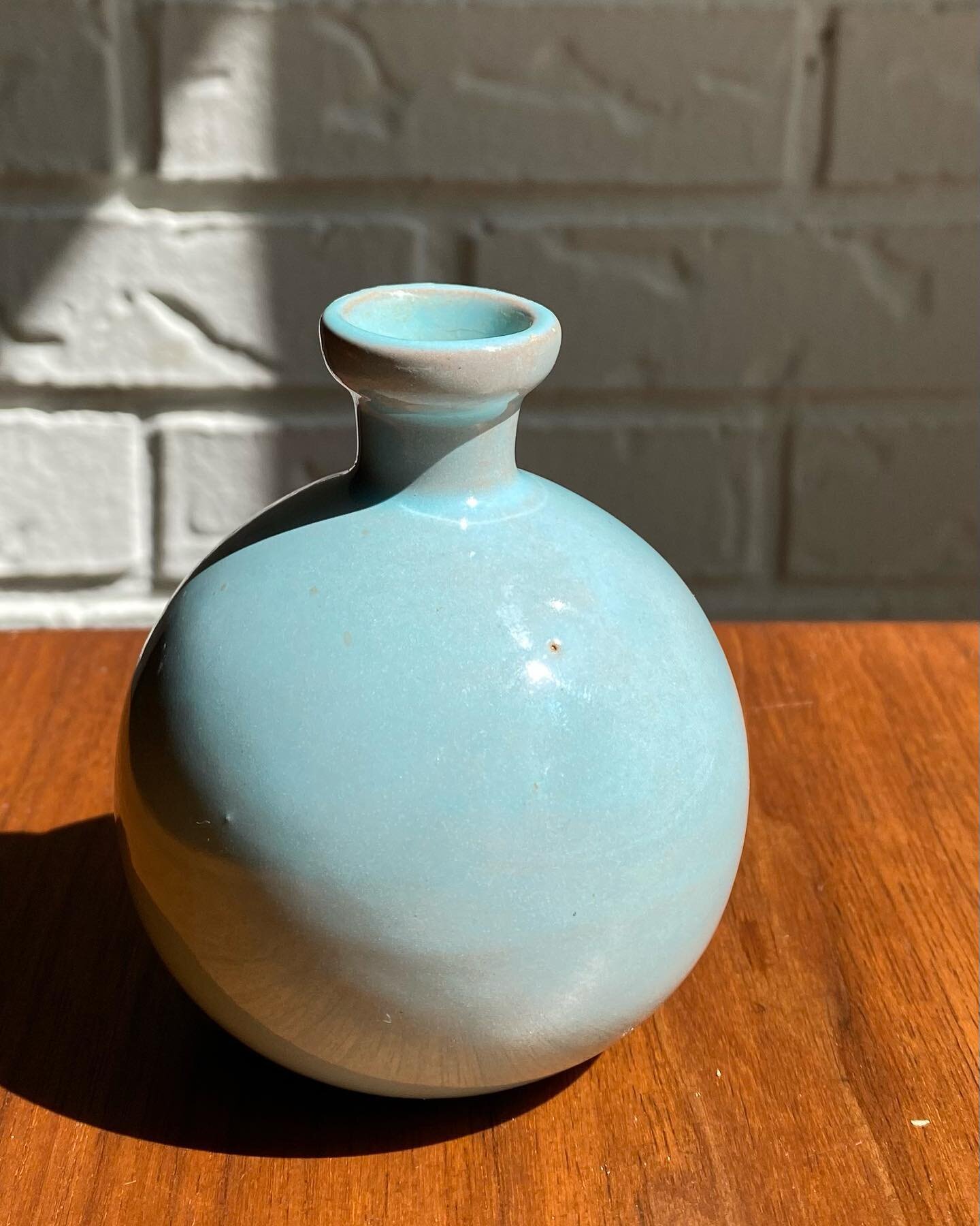 ✨FOR SALE:✨
Gorgeous little pottery bud vase. Perfect for styling with, great color and shape. Last picture not in direct sunlight so you can see colors better. Unmarked/unsigned.
3.5&rdquo; tall 
$20 + shipping
Comment &ldquo;sold&rdquo; to claim an