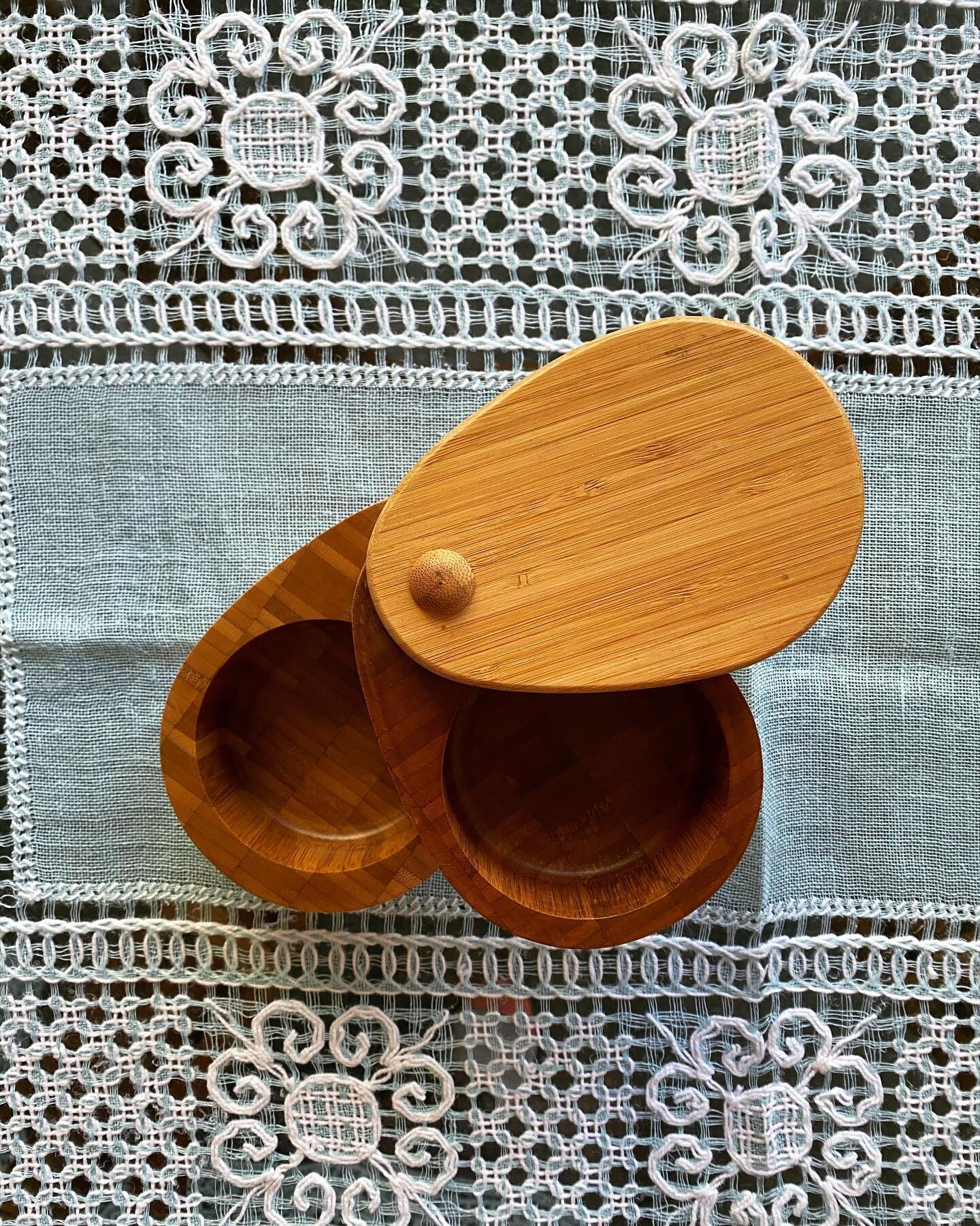 ✨FOR SALE:✨
Swiveling bamboo salt and pepper wood box
There are so many uses for this! Use it for salt and pepper, or use it on your desk for paper clips, or use it to hide jewelry in. Kids love these for hiding things.
3.5&rdquo; tall
$8 + shipping
