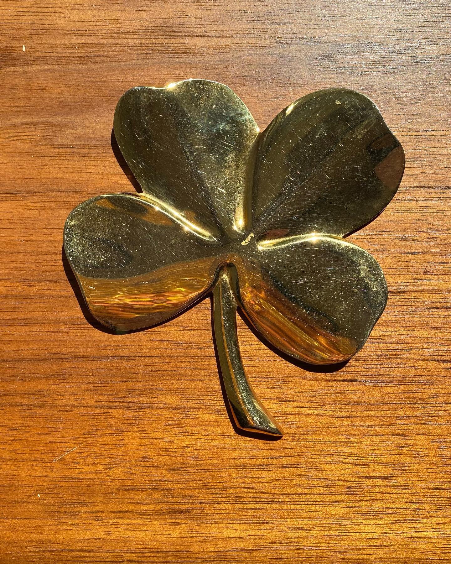 ✨FOR SALE:✨
Vintage Gerity 24k gold plated shamrock four leaf clover 🍀 paperweight. Back says &ldquo; one leaf is for Hope, and one is for faith, and one is for love, you know, and God put another in for luck.&rdquo; Perfect as a paperweight or even