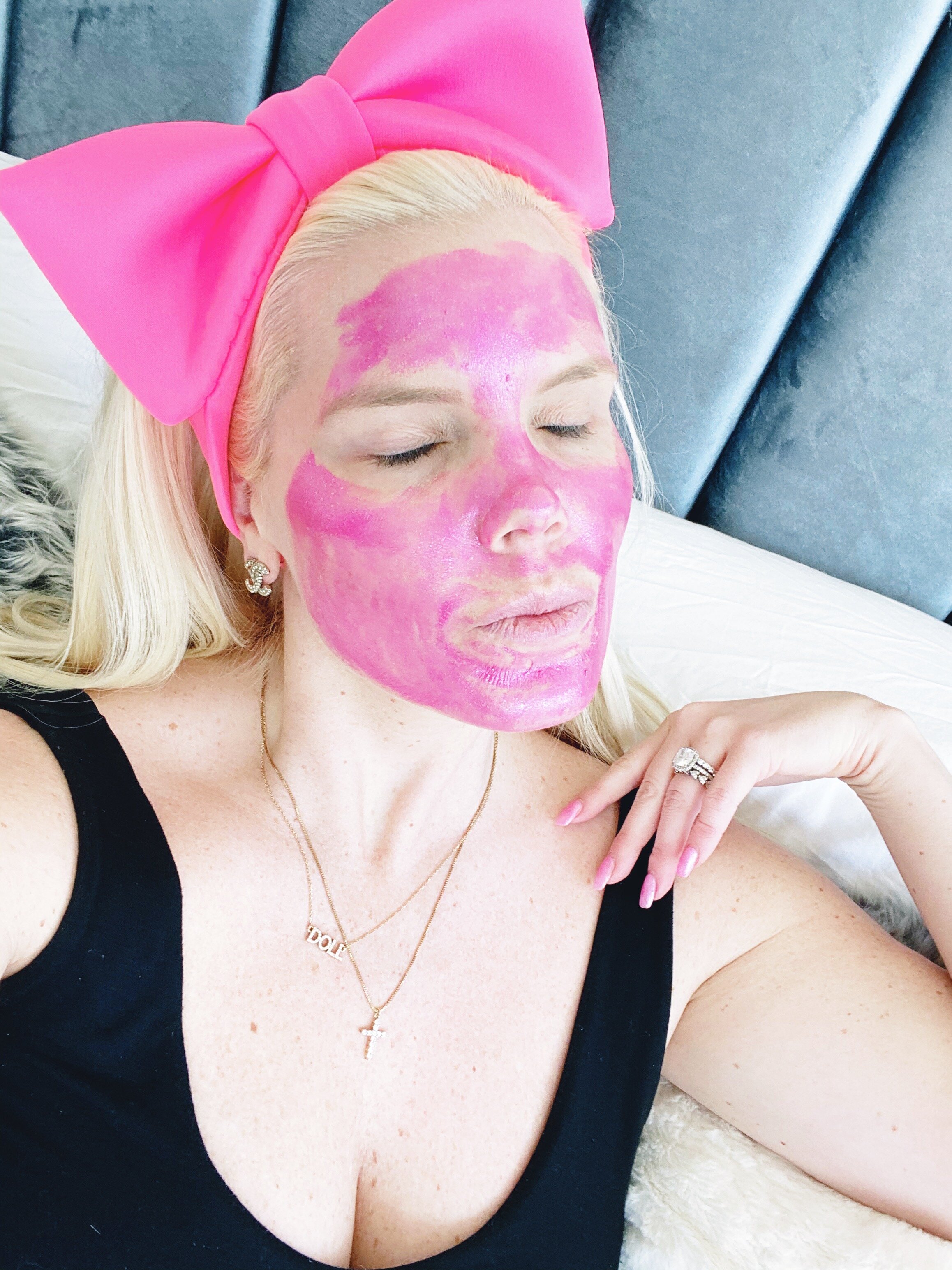 The-Caroline-Doll-Quarantine-Weekend-Stuck-At-Home-Pink-Blonde-Lifestyle-Influencer-Beauty-PUR-Cosmetics-Peel-Off-Mask-1.JPG