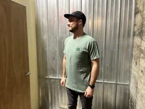 ☆New Era☆ College Graphic T-Shirt Sage 14679836 Sage Green T-Shirt — Devil's Club Brewing Company