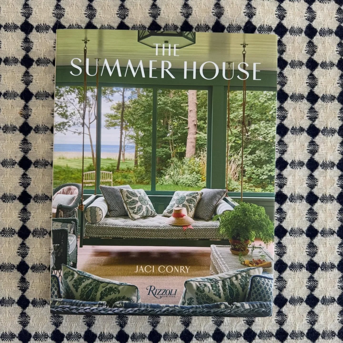 Thrilled to have this incredible @keelerandco designed Seal Harbor home included in @jaciboston &lsquo;s new book The Summer House by @rizzolibooks 
Beautifully styled by @msmacko
