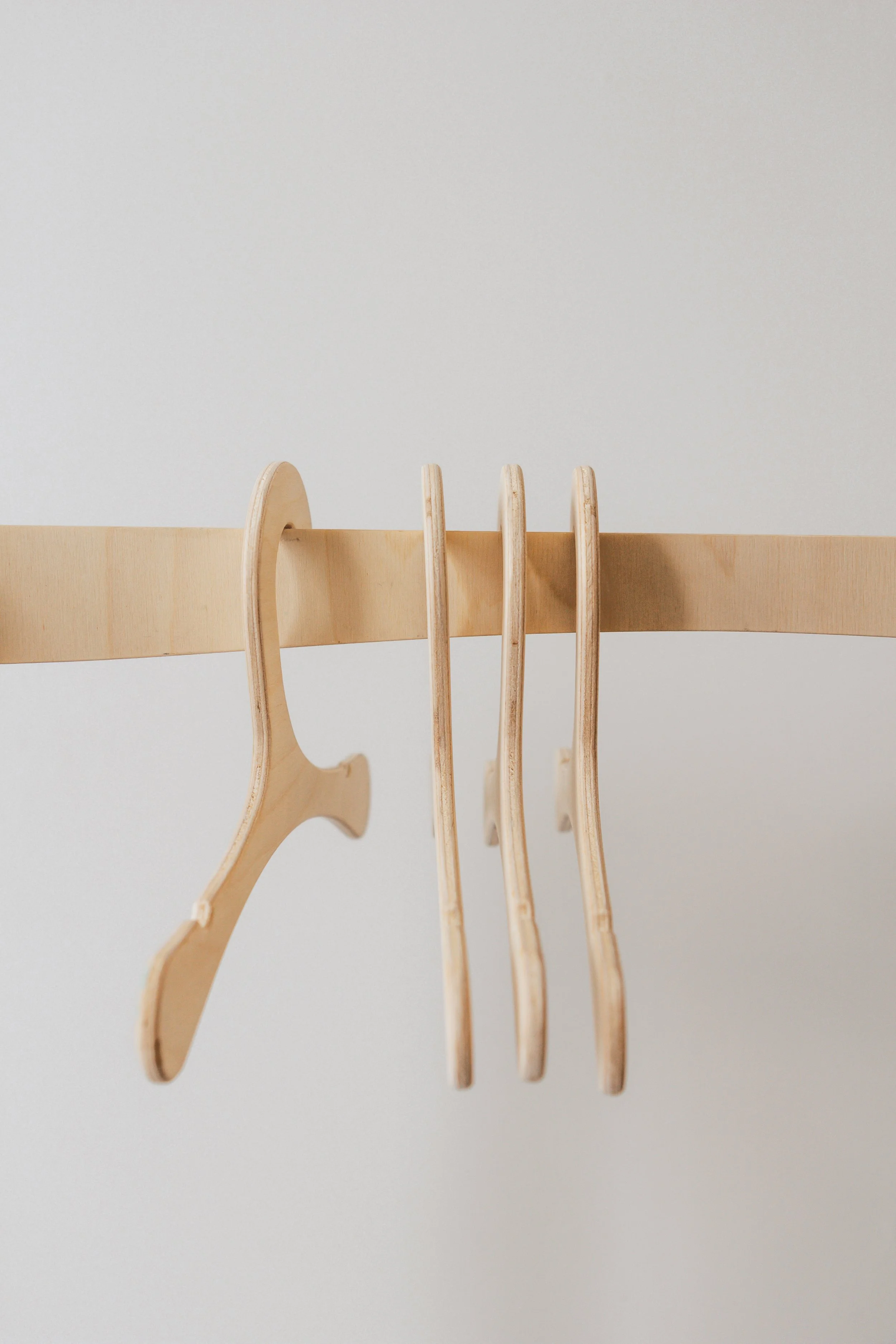 Lot De 4 Anciens Cintres En Bois Pour Enfant - Années 1930-40, Pochoir D'origine