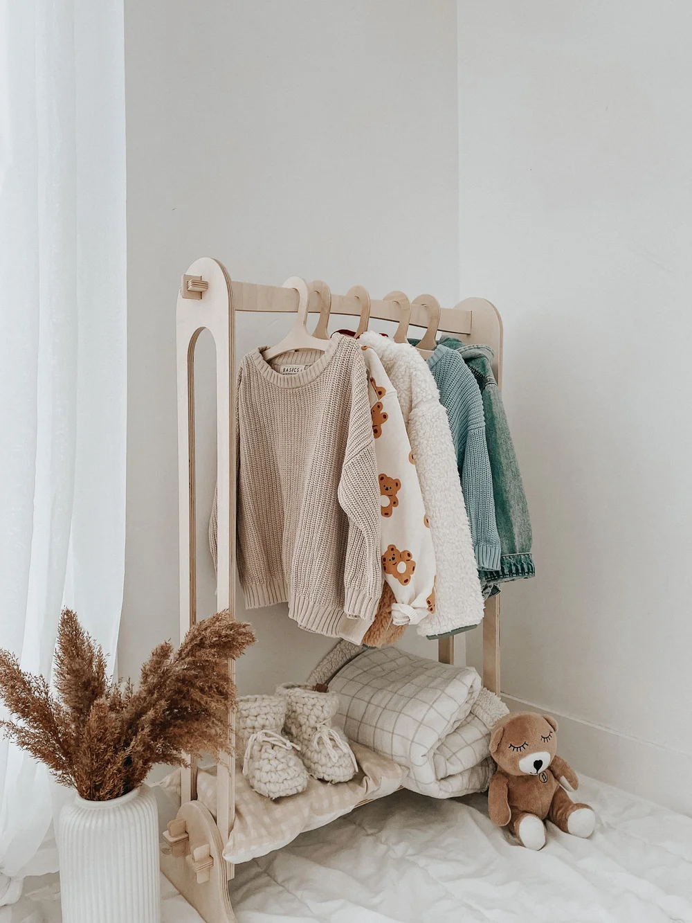 Lot cintres en bois enfants - Mobilier enfant Lot cintres en bois enfants - Mobilier enfant