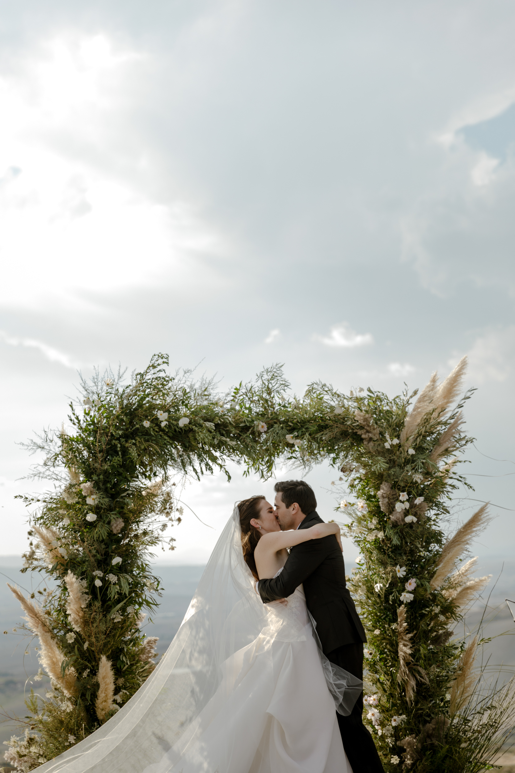 06_flower-arch-wedding-in-tuscany.jpg