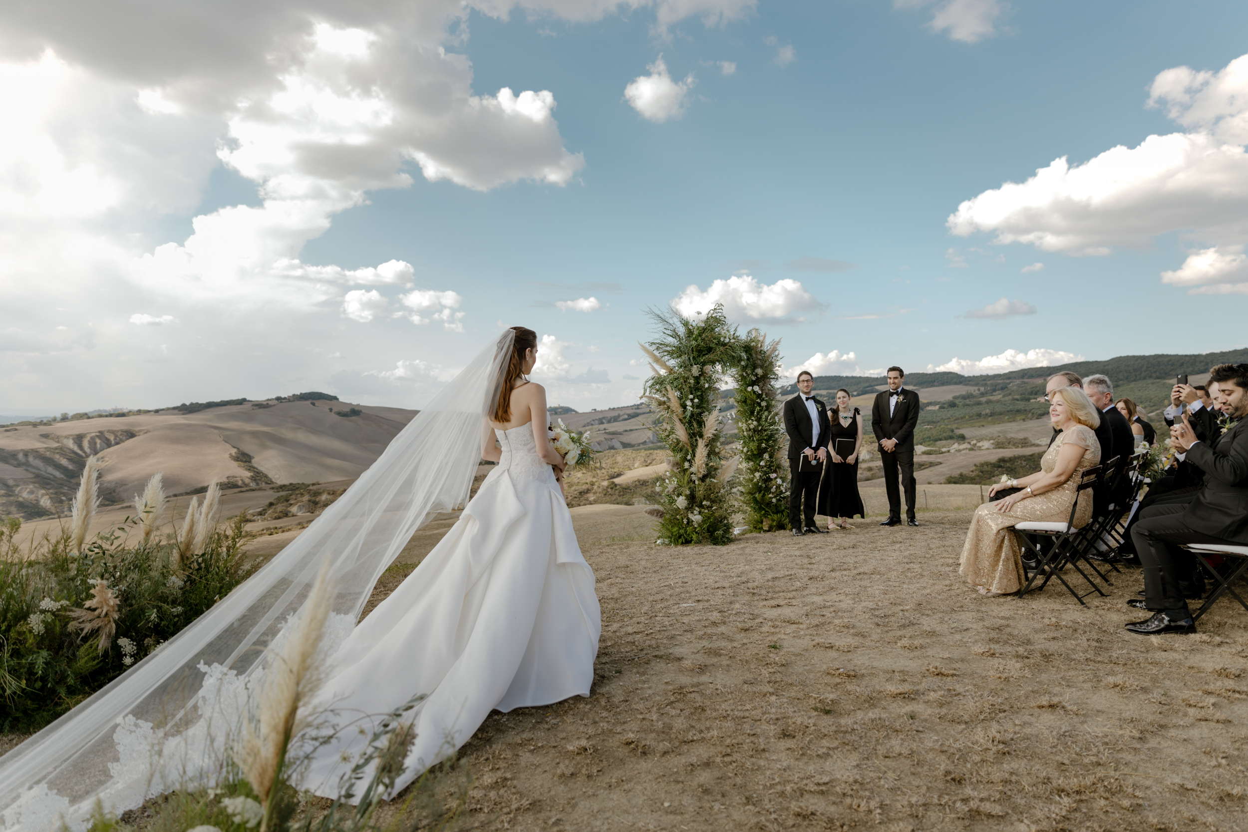 flowe-arch-wedding-in-tuscany.jpg