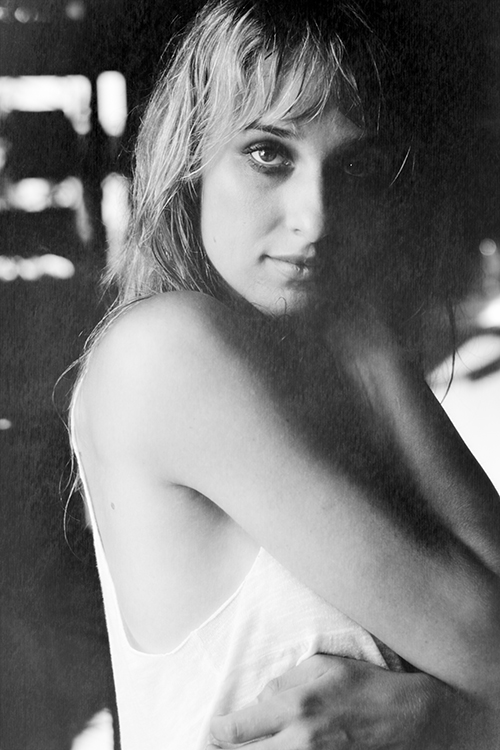 hannah_leder_side_online.jpg