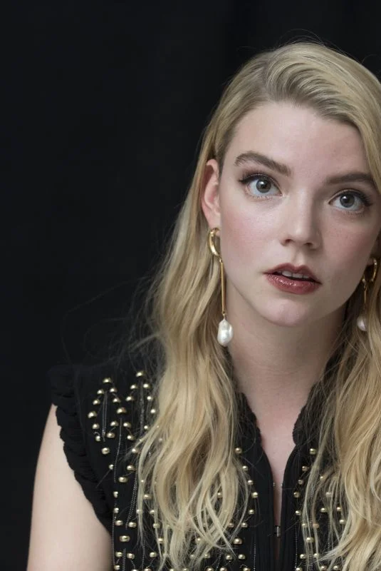 anya-taylor-joy-glass-photocall-in-ny-january-2019-12_thumbnail.jpg