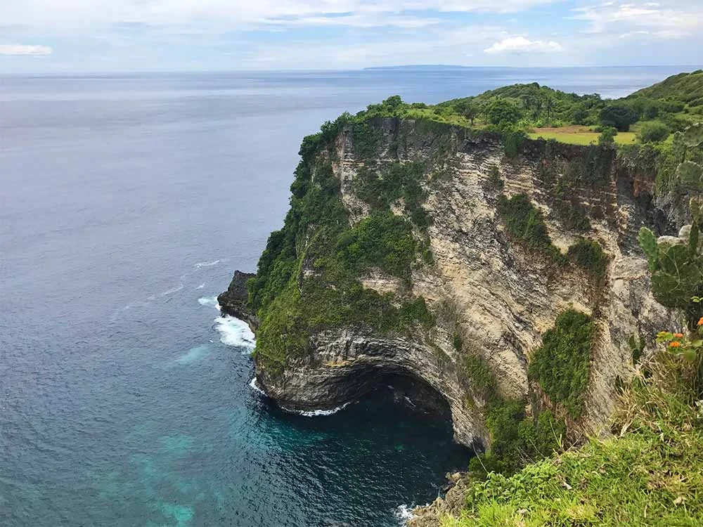 The spectacualor clffs of Nusa Penida near Manta Point. 
