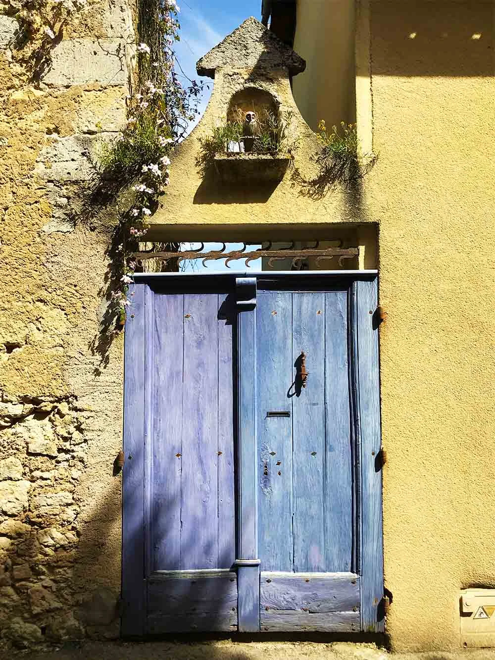 We went for a stroll through the back streets of Lectoure, a very ancient city which was settled and fortified in the Iron Age. I loved this rustic lavender front door, set against the limestone walls. 