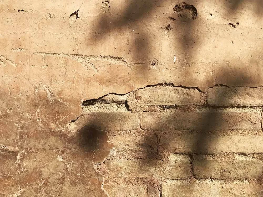 The crumbling crépi on the exterior of the chaetau.