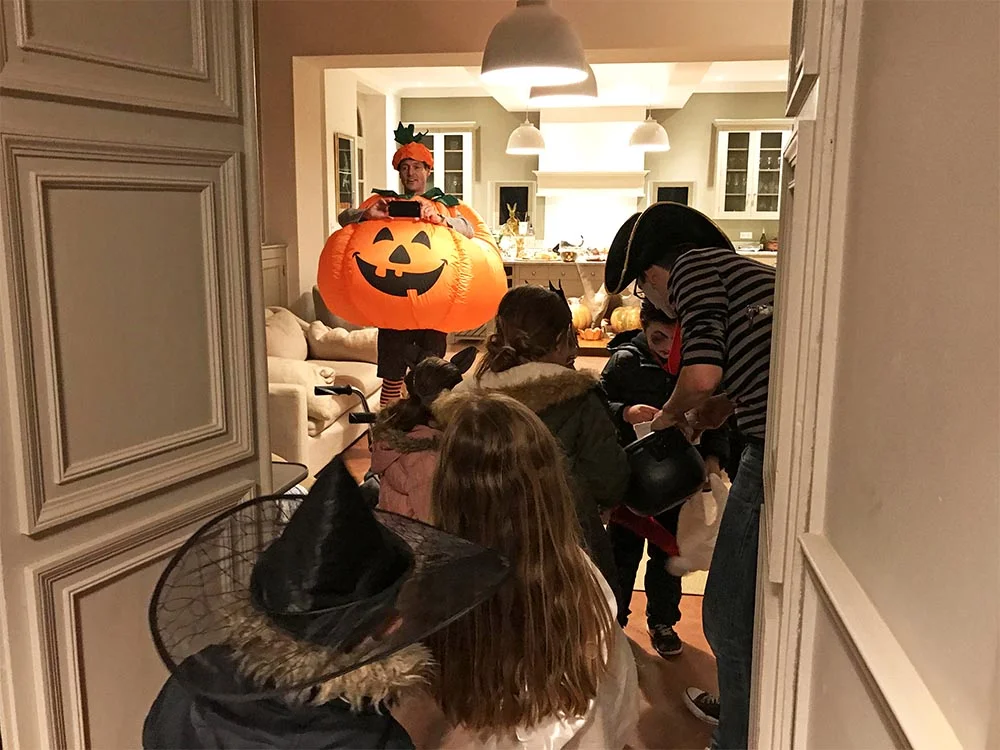 There were so many children that they all ended up inside our kitchen, eagerly awaiting their turn to put their hand in our cauldron of sweets.