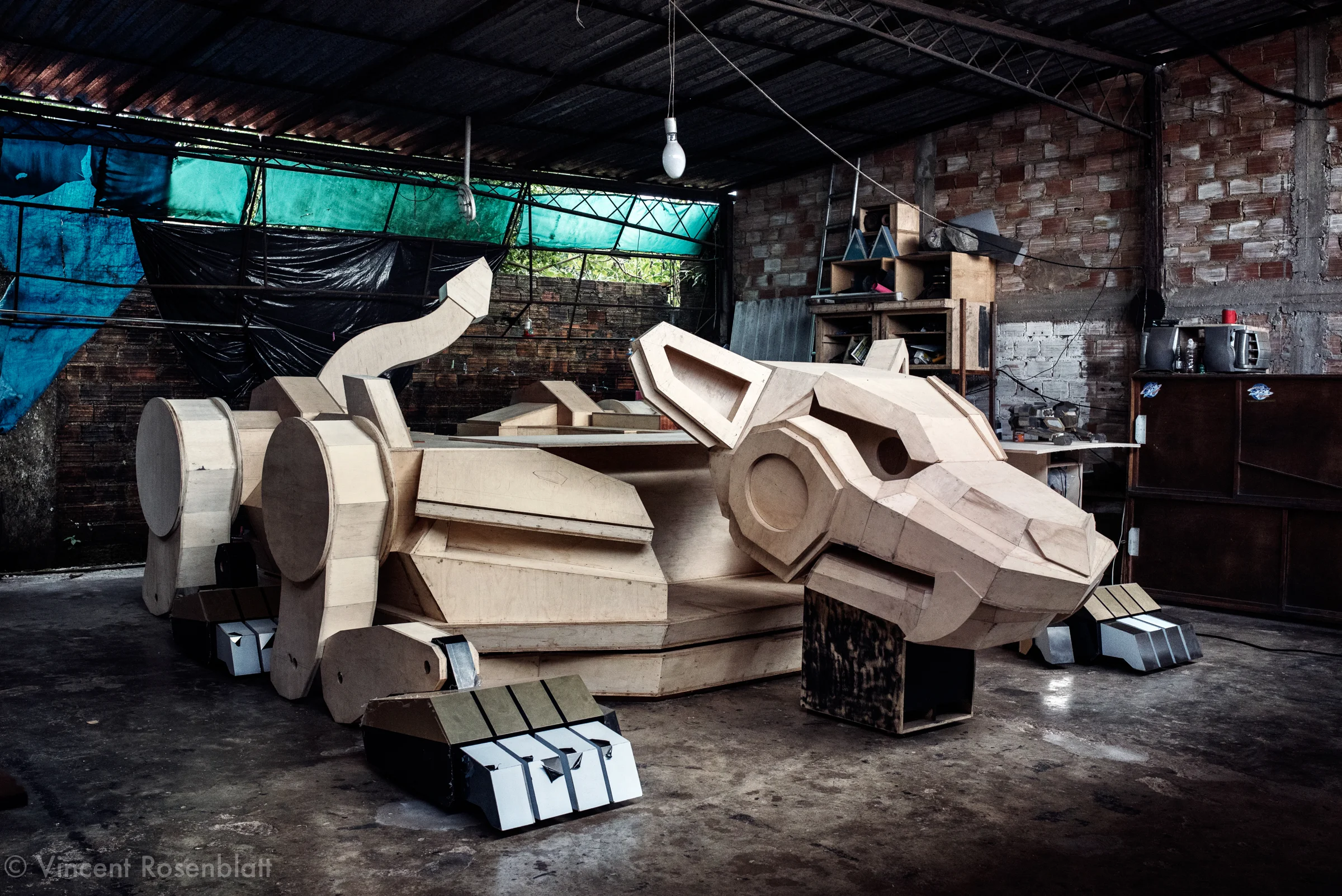 "The Beast" (A Fera) the new Ouro Negro (Black Gold) soundmachine being built in the suburbs of BelÈm do Par·. For the past fourty years, even before the becoming of Tecnobrega, Jo„o do Som is the main craftsman and creator of machines adulated in the "Aparelhagem" (equipements or machines) parties in BelÈm. He first creates a project and its design using the Corel Draw software, before building a prototype to obtain clients¥approval.
