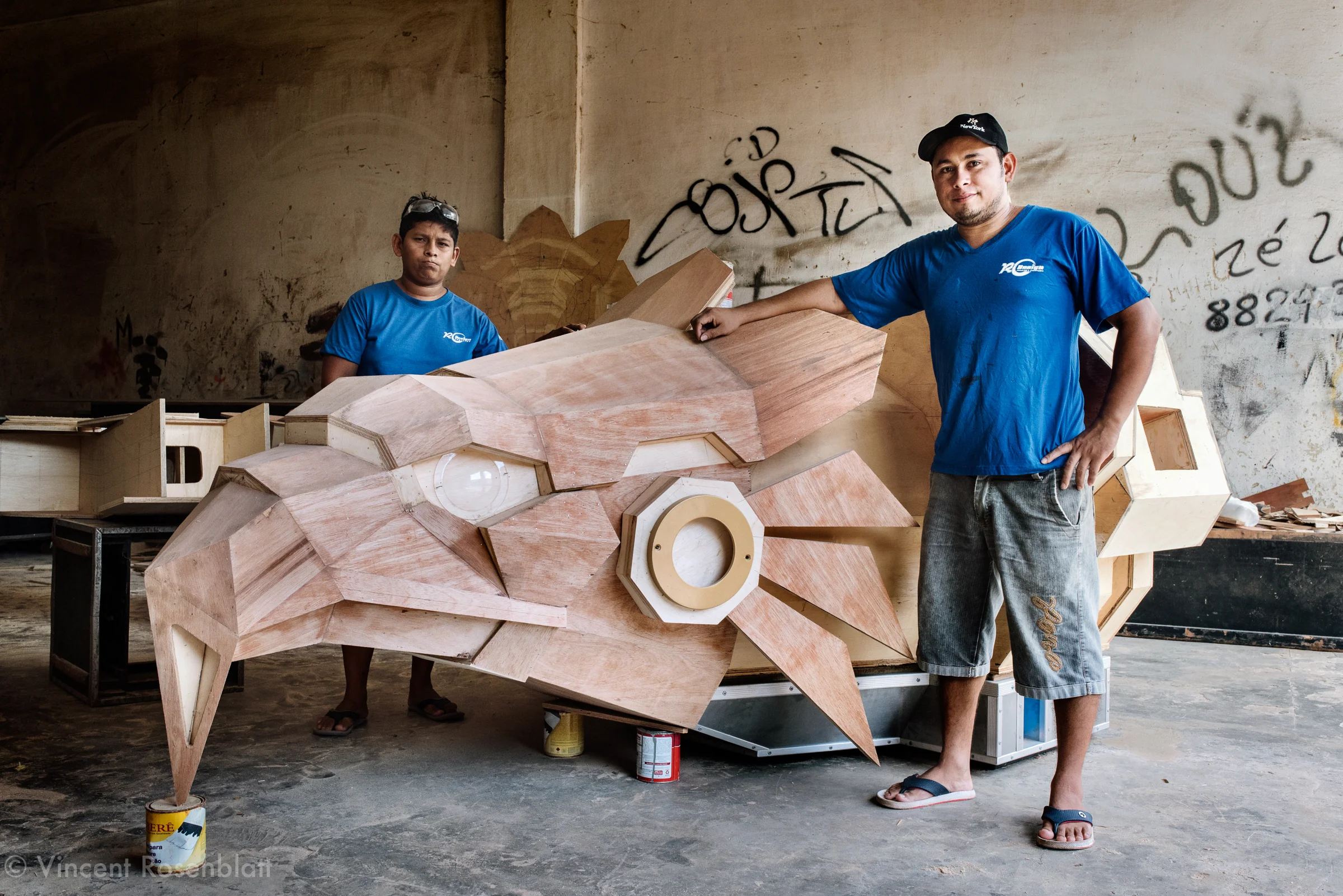 Brothers Ronaldo & Rogério Cravo are building the new eagle from the "Pop Som" (Pop sound) series in the complex of the family Pop, entertainers from the nights of Belém since 4 decades. The brothers are the new sensation in the small world of soundmachines makers.